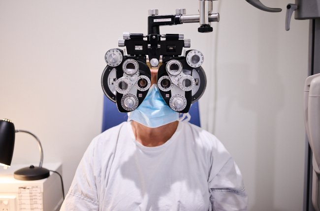 Eye surgeon with device